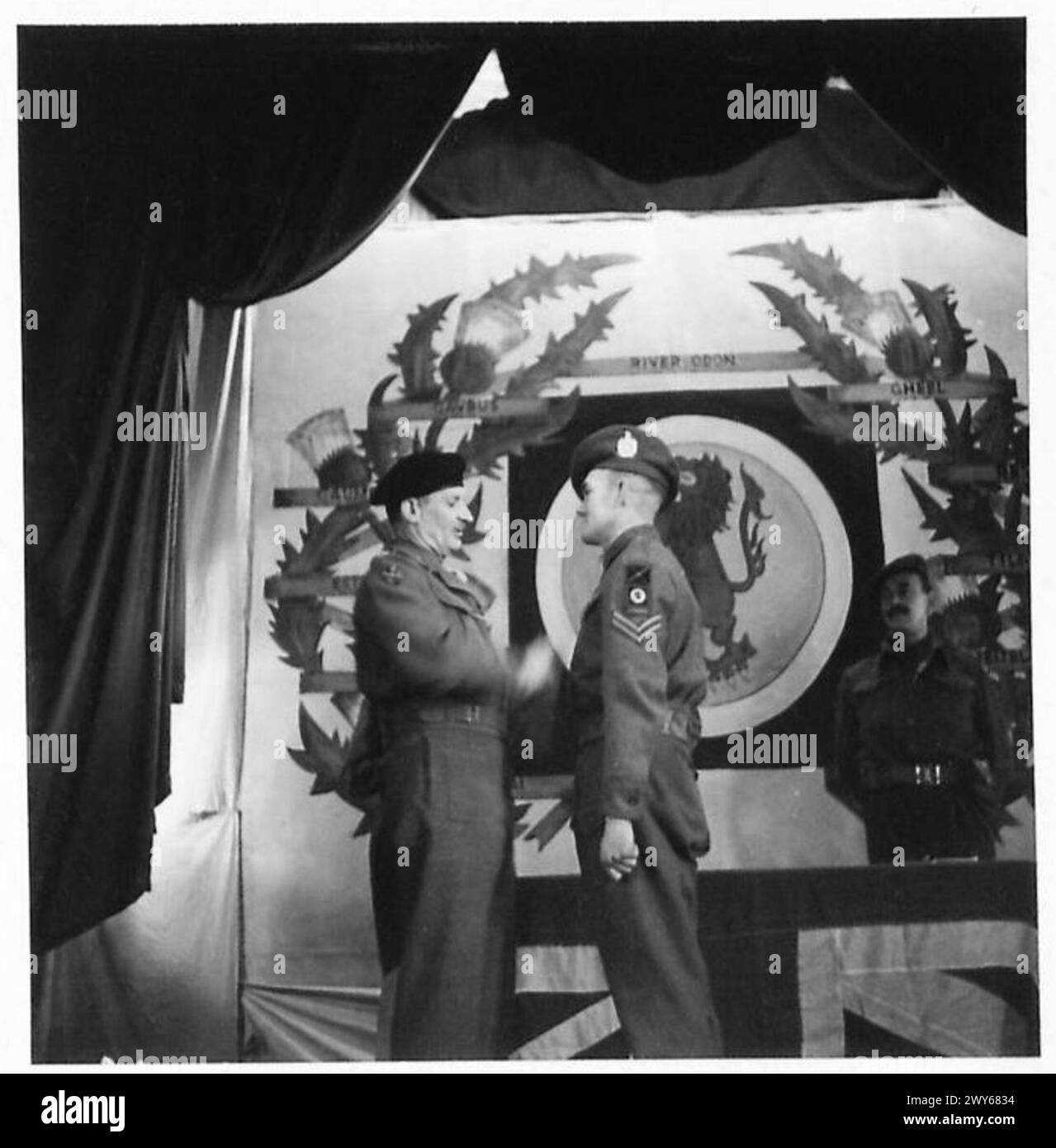 Le caporal W. Thomson du 6th King’s Own Scottish Borderers reçoit la Distinguished Conduct Medal lors de l’investiture de la 15th Scottish Division sous le 21st Army Group. Banque D'Images