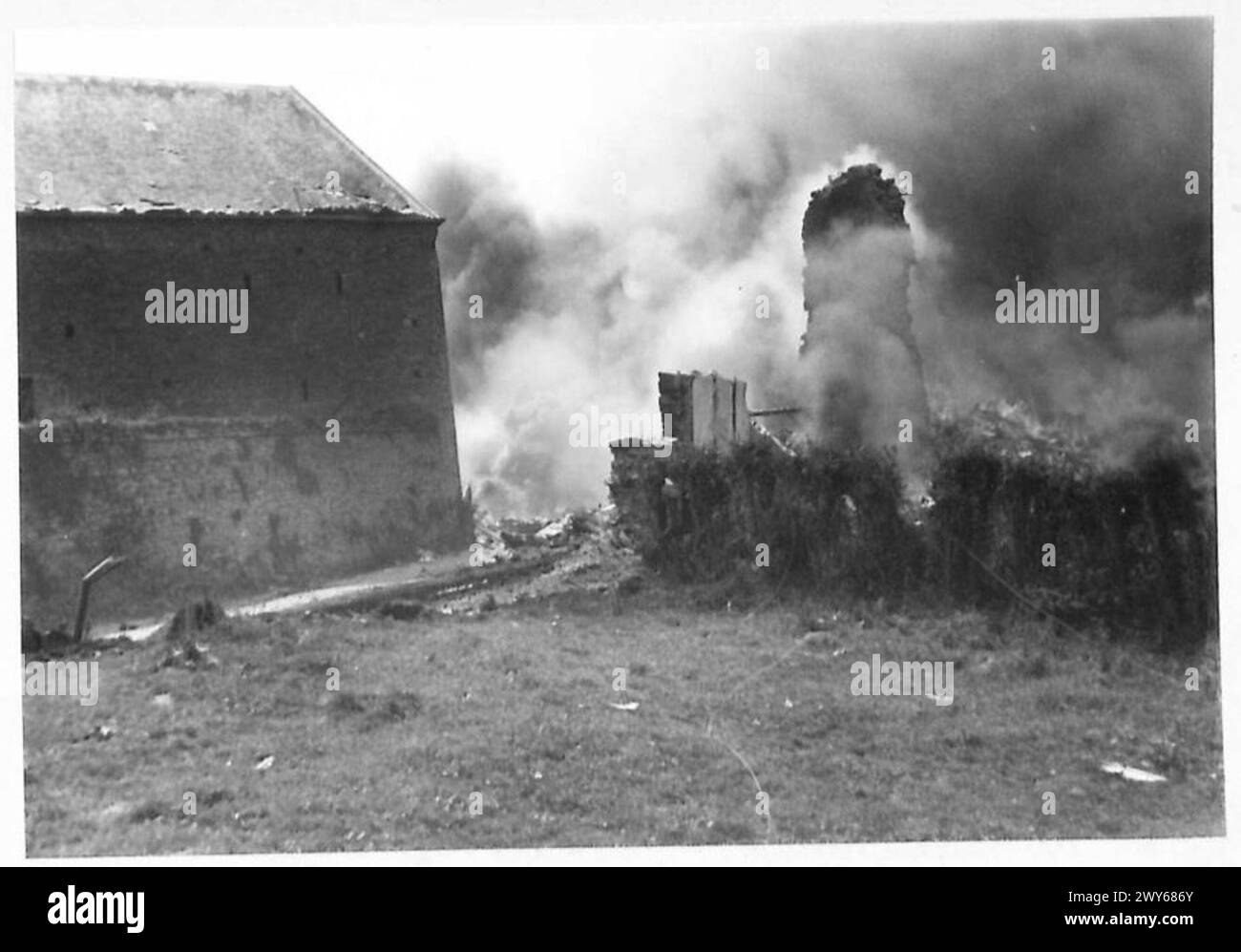 Un bombardier s'écrase à Cahagnolies, causant un incendie, avec des images documentant les dommages qui en résultent. Banque D'Images