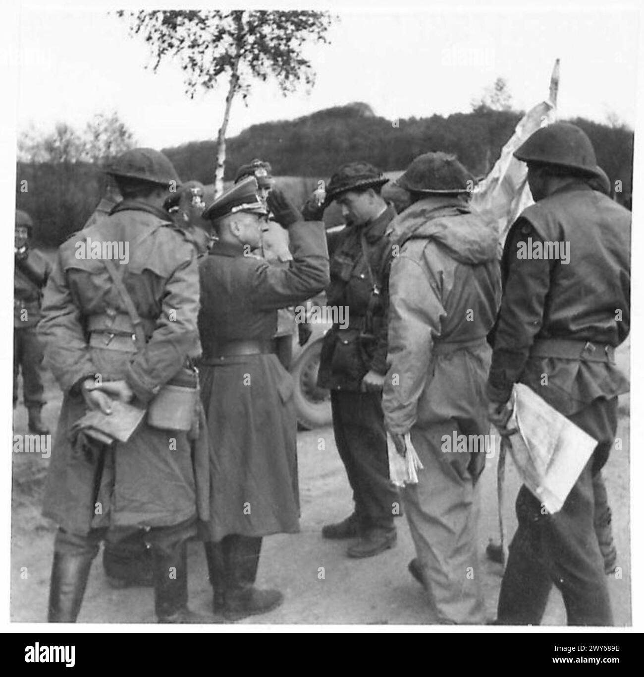 Les soldats allemands donnent le salut nazi en partant sur la route de Hambourg pendant les dernières étapes de la seconde Guerre mondiale Banque D'Images
