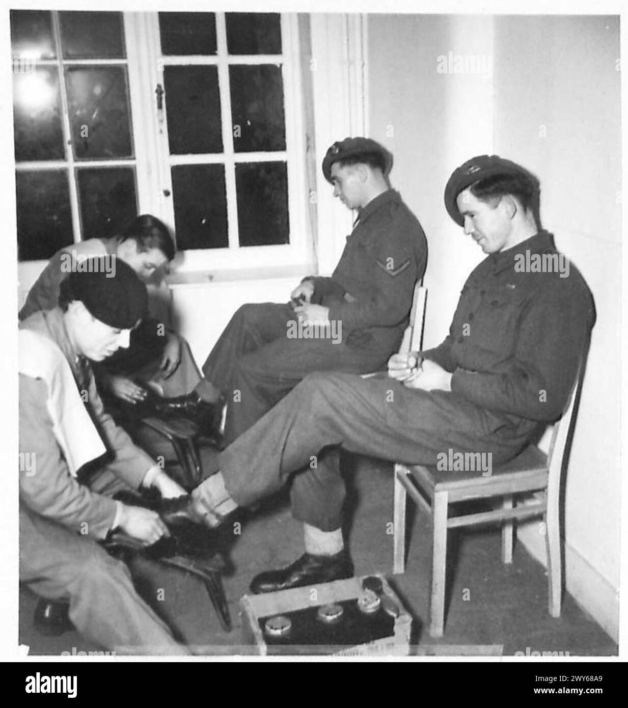 Des militaires de l'armée britannique visitent le Montgomery Super-Club à Bruxelles, où les installations comprennent un cirage de chaussures, pendant les opérations du 21e groupe d'armées. Banque D'Images