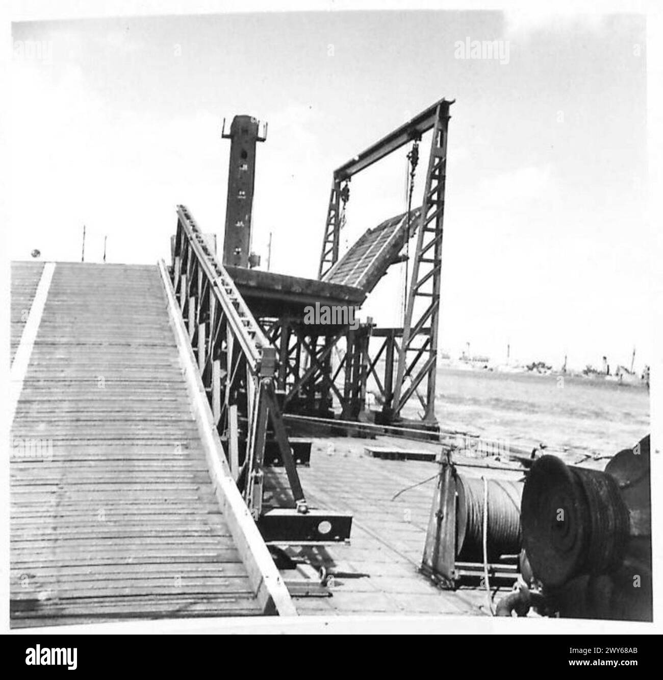 PHOTOGRAPHIES DU PORT PRÉFABRIQUÉ ETC - rampe et engin de levage de LST. , Armée britannique, 21e groupe d'armées Banque D'Images