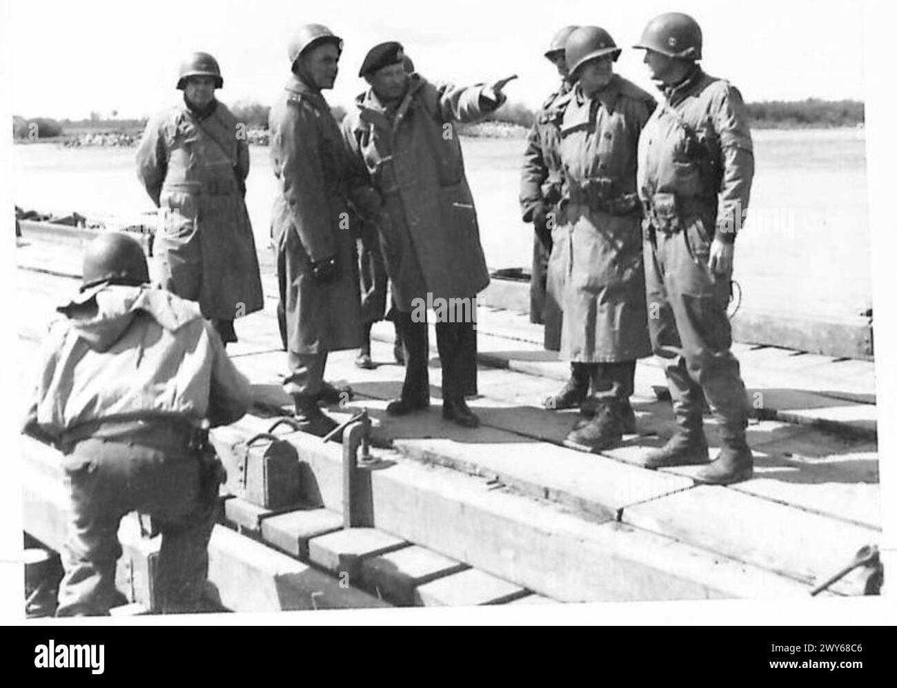 Le maréchal Montgomery, le général Ridgway et des officiers du génie traversent un pont sur l'Elbe à Blechede construit par des ingénieurs militaires. Banque D'Images