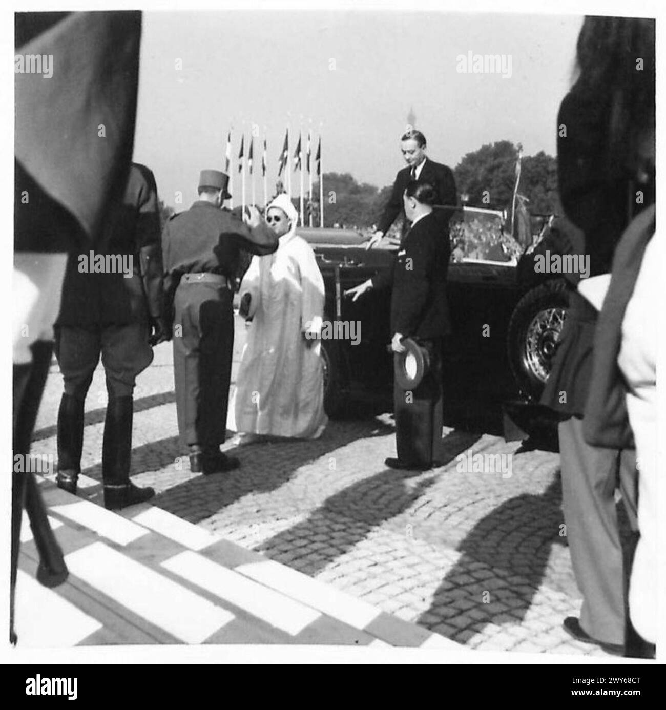 Le sultan du Maroc arrive sur la place de la Concorde lors d'un défilé militaire à Paris. Armée britannique, 21e groupe d'armées. Banque D'Images