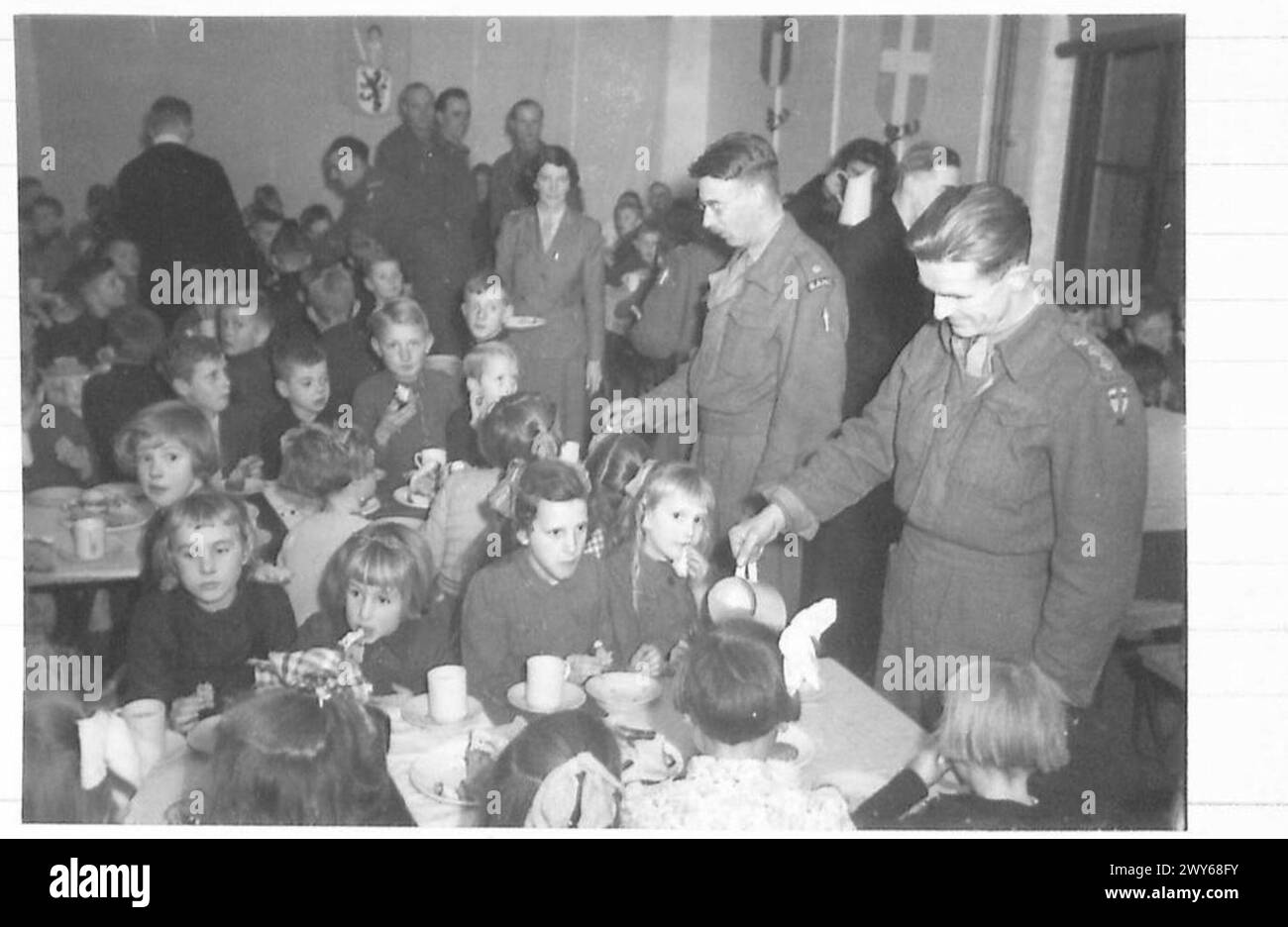 Les troupes de B.L.A. organisent une fête de Nicholas pour les enfants hollandais, avec des officiers servant le thé. L'événement fait partie du soutien communautaire de l'armée britannique, 21e groupe d'armées. Banque D'Images