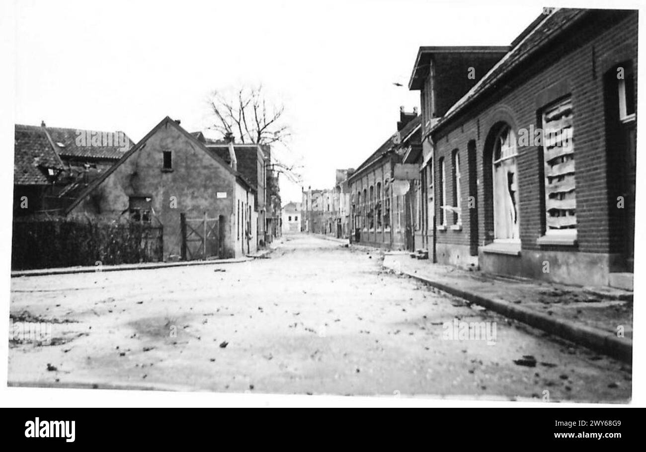 La ville de Blerick montre des rues désertes et des maisons endommagées à la suite d'opérations militaires, reflétant l'impact de la seconde Guerre mondiale sur les établissements civils, l'armée britannique, le 21e groupe d'armées. Banque D'Images