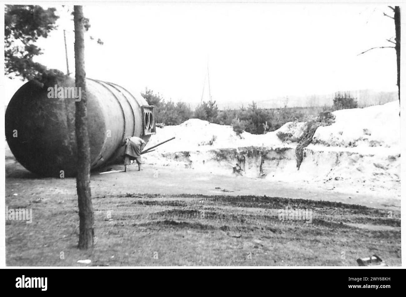 Une raffinerie de pétrole allemande capturée dispose d'un grand réservoir de stockage prêt à être coulé dans un trou d'excavation adjacent. Banque D'Images