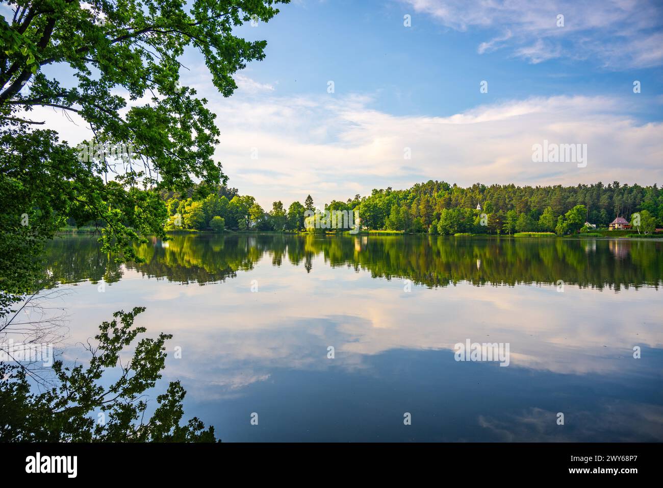 Paysage avec la crête de Jested Mountain reflétée dans l'eau du lac Hamr, ou Hamr Pond. République tchèque Banque D'Images