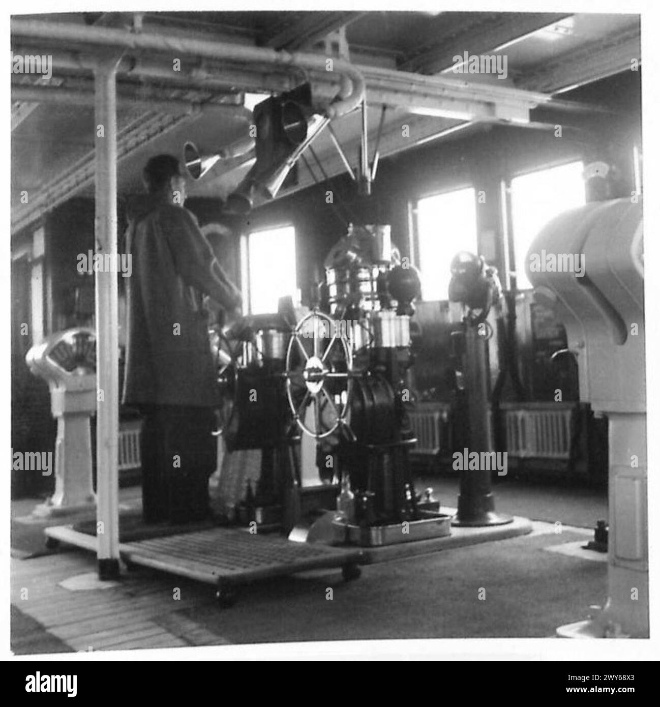 La photographie montre le pont et la barre du navire de troupes Queen Elizabeth lors d'opérations impliquant des membres de l'armée britannique. Banque D'Images