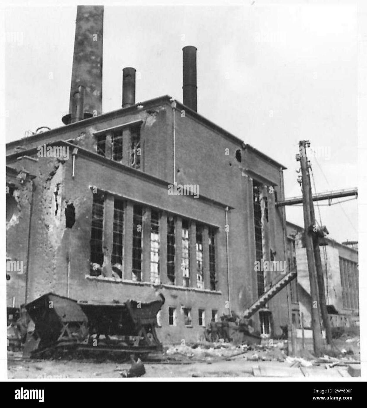 DEUXIÈME BATAILLE D'ARNHEM - Lone Recce, car s'est réfugié à côté d'un mur d'usine battu, tandis que les officiers résument la situation. , Armée britannique, 21e groupe d'armées Banque D'Images