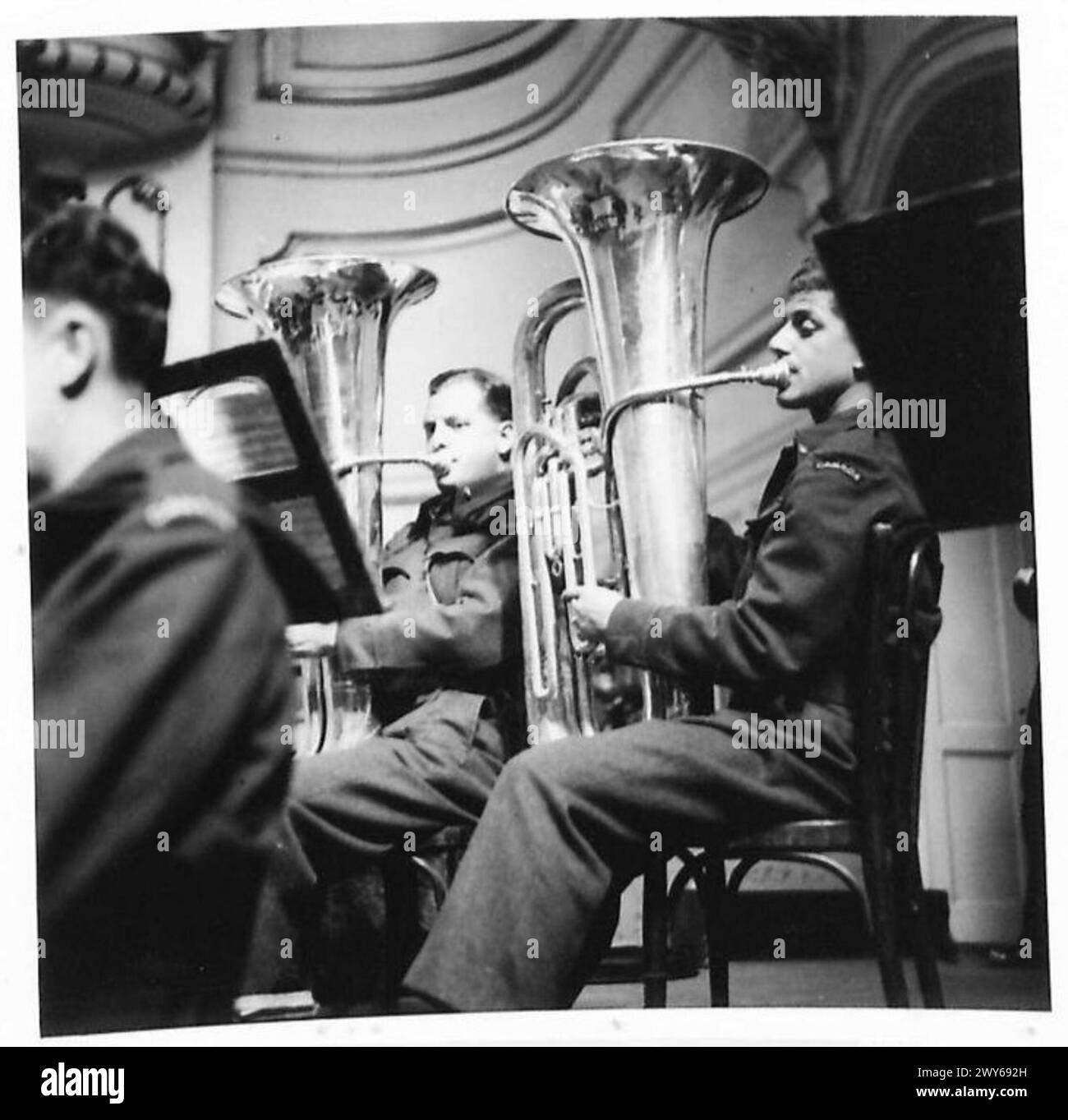 Le Royal Canadian Air Force Band a joué de la danse et de la musique semi-classique lors d'une tournée de la British zone à Hambourg, répétant dans une grande salle de concert également utilisée par l'Orchestre symphonique de Hambourg, avec parfois des concerts pour des civils allemands et des émissions. Banque D'Images