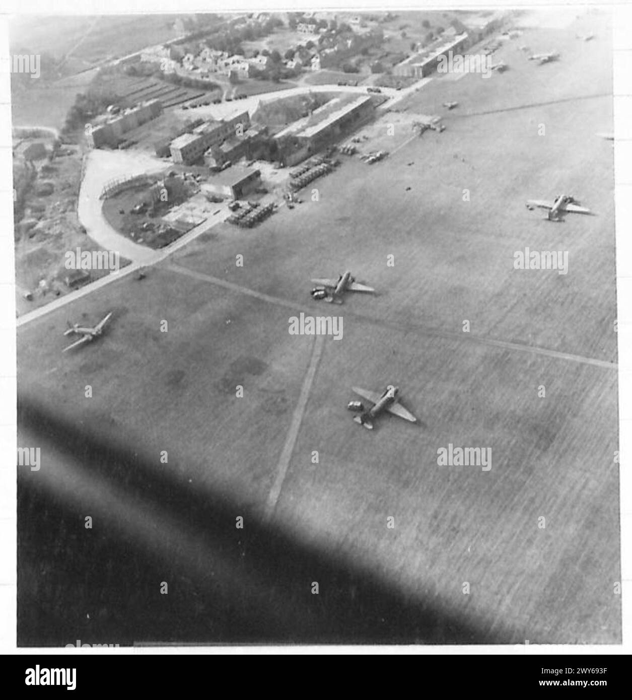 Des photographies aériennes d'un aéroport montrent des avions du Royal Army Service corps au sol, représentant des opérations de fret aérien. Banque D'Images