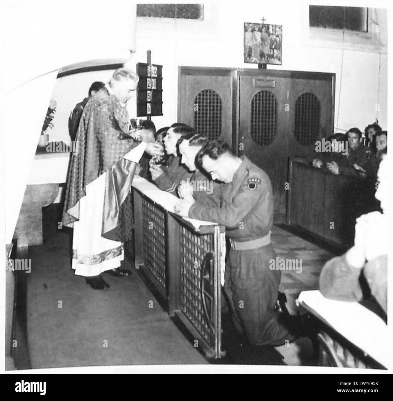 La 7ème DIVISION BLINDÉE ASSISTE À LA MESSE À BERLIN - le Père Devine administre la Sainte communion aux troupes. , Armée britannique, 21e groupe d'armées Banque D'Images