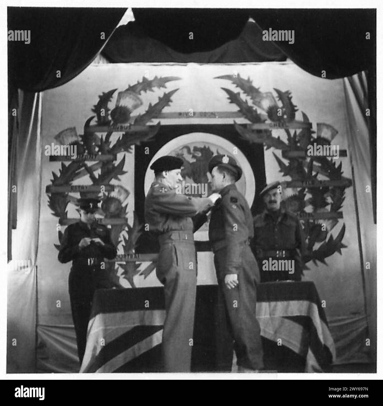 Le soldat T. Dawson du 6e Bataillon, King’s Own Scottish Borderers, reçoit la médaille militaire lors d’une investiture de la 15e Division écossaise. Banque D'Images