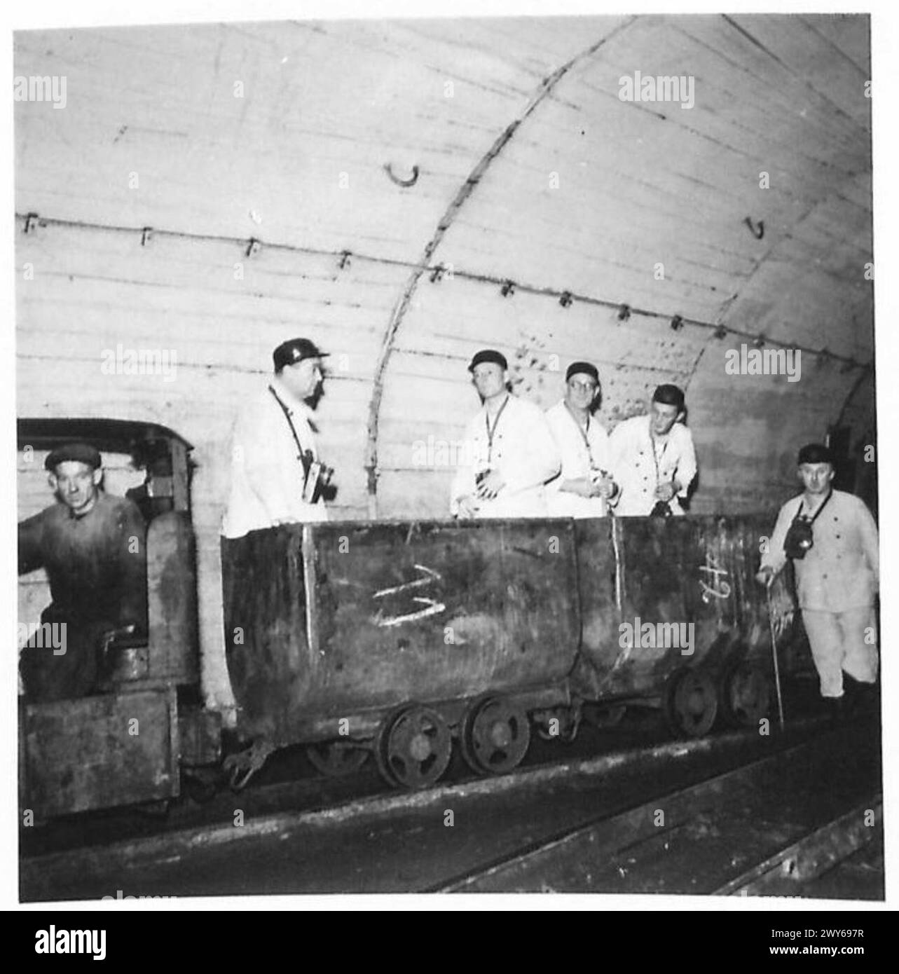 LE CONTRÔLE DU CHARBON DE L'ALLEMAGNE DU NORD - les experts du contrôle du charbon montent à bord de bacs à charbon, tirés par des locomotives diesel. , Armée britannique du Rhin Banque D'Images