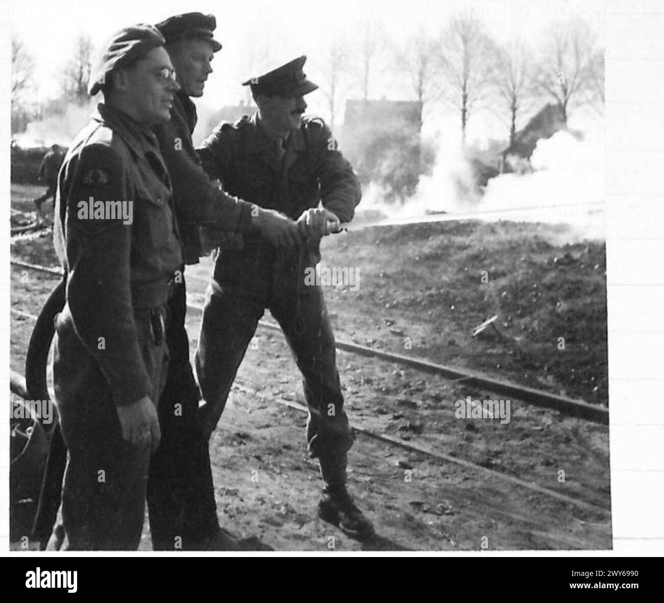 Des civils allemands, avec l'aide du capitaine Billingham, un officier de sécurité du gouvernement militaire, sont montrés combattant un incendie de décharge de charbon, sous la supervision de l'armée britannique du 21e groupe d'armées. Banque D'Images