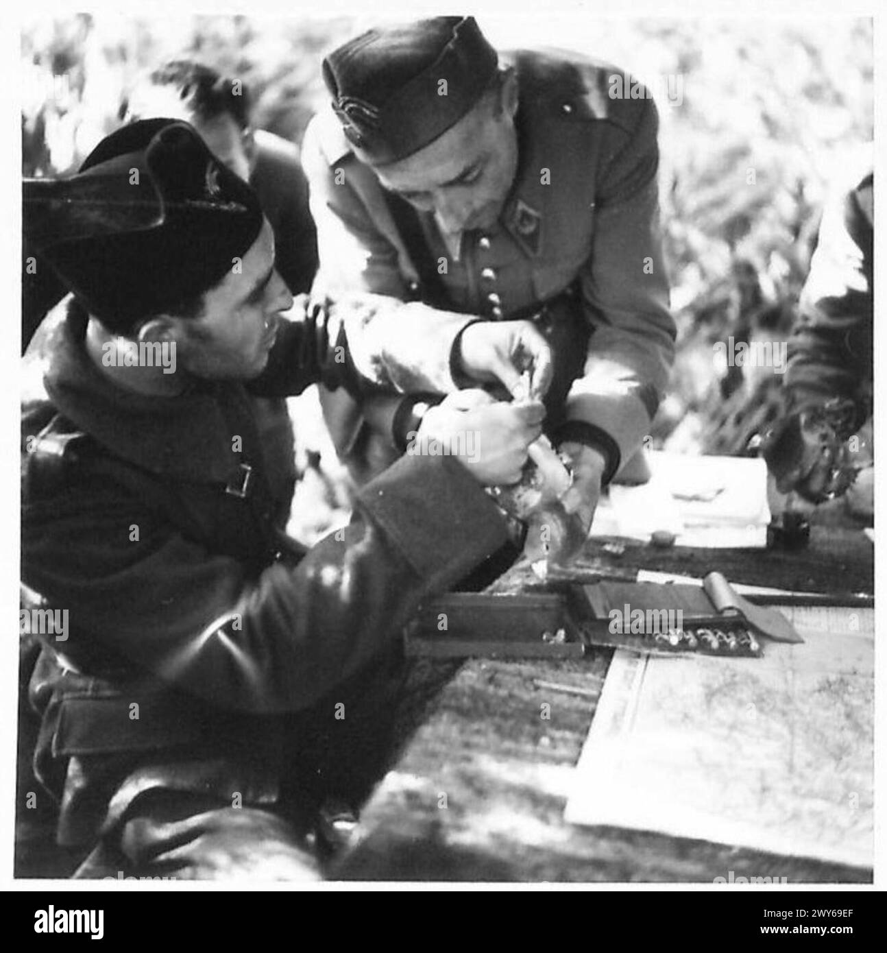 Les troupes du 2e bataillon du 5e régiment de Tirailleurs tunisiens préparent des messages à envoyer par pigeon de porte-avions à leur QG à Maktar lors de la bataille de Bou Arada le 24 janvier 1943. Banque D'Images