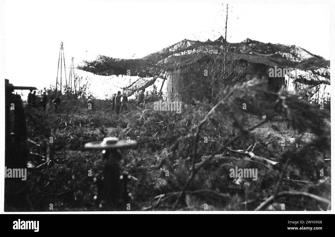 Le personnel de l'armée britannique démontre des méthodes de camouflage des tuyaux menant aux chars pour maintenir la sécurité opérationnelle et la dissimulation sur le terrain. Banque D'Images