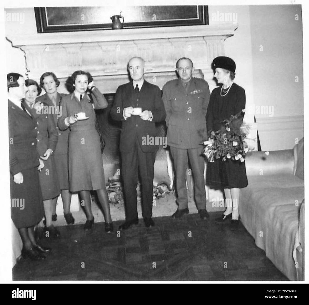 OUVERTURE DE LA MAISON DE CONVALESCENCE DE LA CROIX-ROUGE POUR FEMMES OFFICIERS - Lady Knatchbull-Hugessen et son mari, l'ambassadeur britannique, avec le Maj-Gen. G.M. Lindsay, CB, CMG, DSO (Col. commandant RTR), commissaire de la Croix-Rouge britannique pour l'Europe du Nord-Ouest et commissaire régional adjoint à la défense civile pour le Sud-Ouest de l'Angleterre. A gauche du groupe, Mme Gilmour, Chef de la section John's Ambulance Asscn, Canada. , Armée britannique, 21e groupe d'armées Banque D'Images