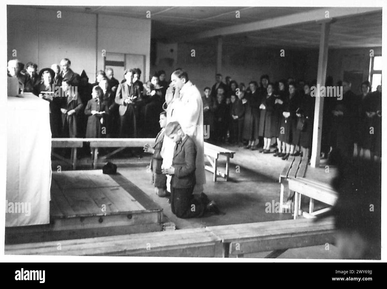 Dans l'Allemagne occupée par les Britanniques, des civils ont assisté à un service religieux dirigé par un prêtre de Gangelt, reflétant l'activité communautaire post-libération. Banque D'Images