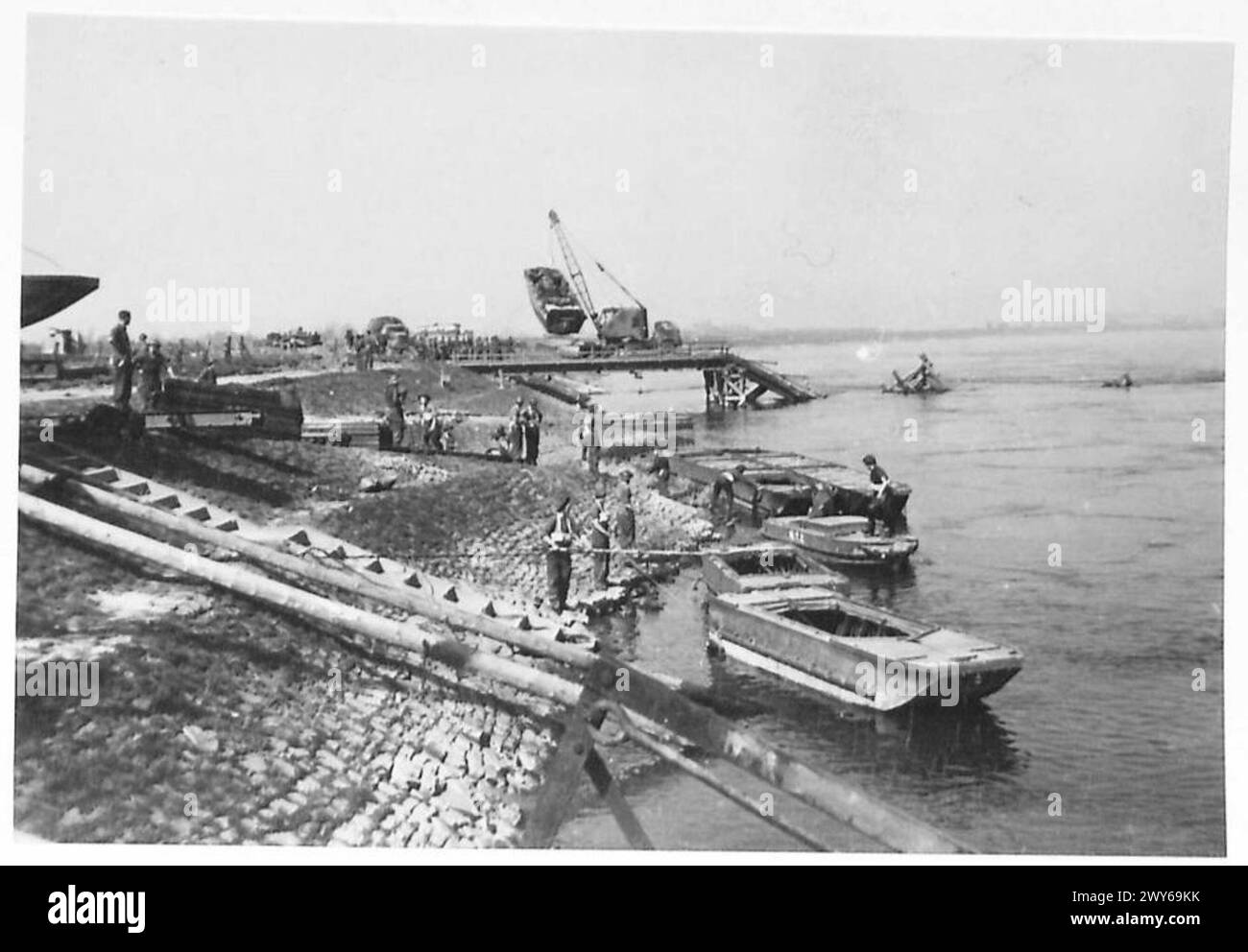 TRAVERSÉE DU RHIN - les pontons sont glissés dans l'eau pour le pont du premier pont du Rhin. , Armée britannique, 21e groupe d'armées Banque D'Images