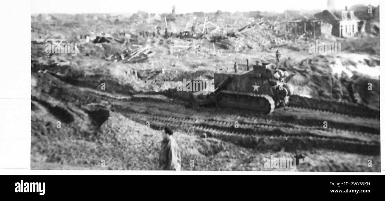 INVASION DE L'ÎLE WALCHEREN [WESTKAPELLE] - un bulldozer blindé au travail dégageant une route à travers ce qui était apparemment une ville. , Armée britannique, 21e groupe d'armées Banque D'Images