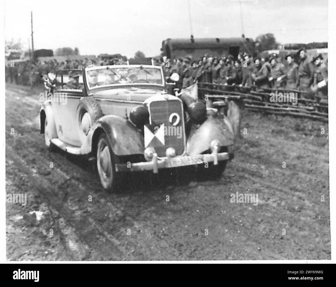 Les commandants allemands partent en véhicules du quartier général de la H. Division après la reddition aux forces alliées dans le nord-ouest de l'Allemagne. Banque D'Images