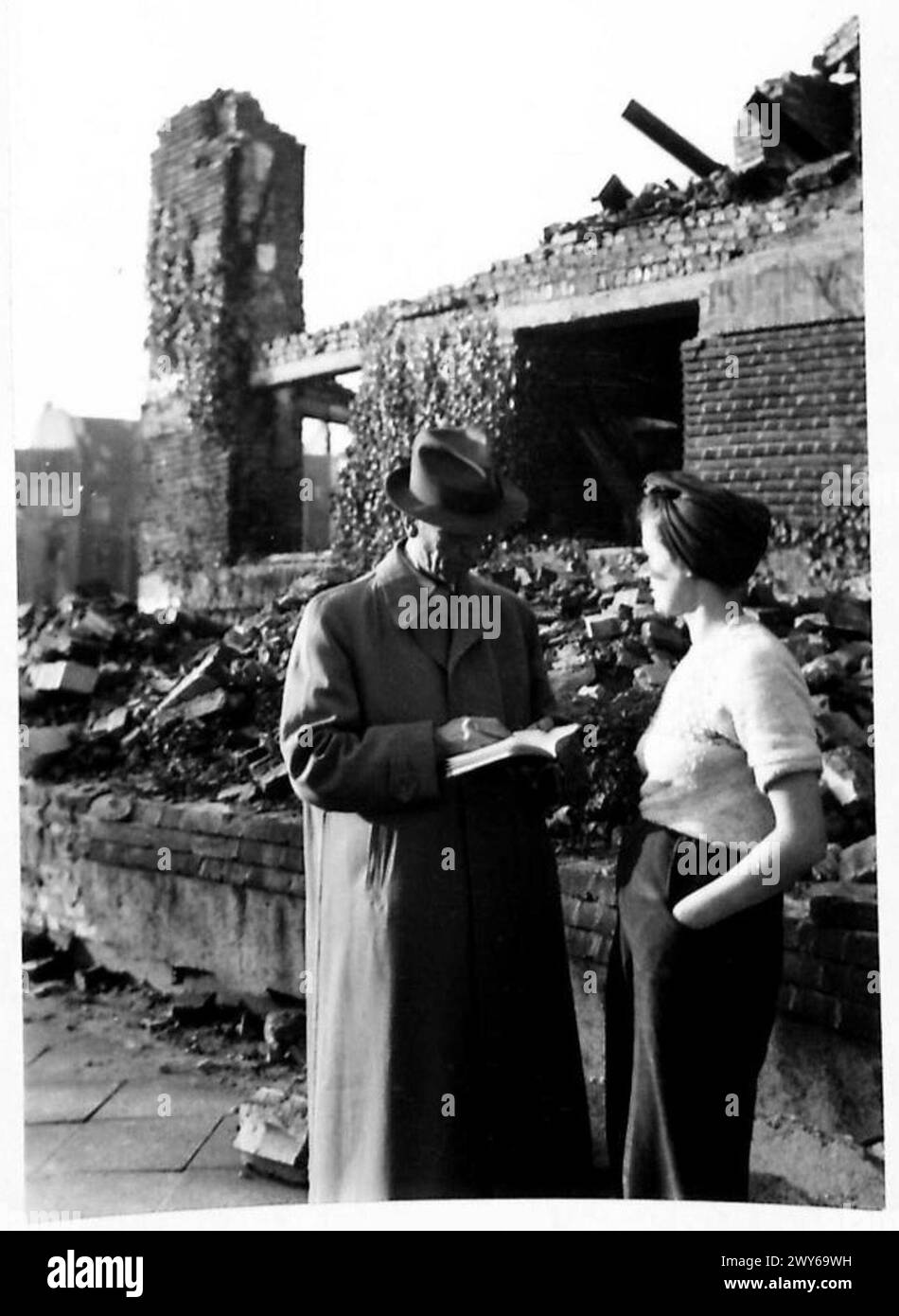 LA PRODUCTION D'Un JOURNAL EN ALLEMAGNE - le reporter en chef interrogeant un autre habitant, MRS J. Kramer, qui a également été bombardé à deux reprises. , Armée britannique du Rhin Banque D'Images