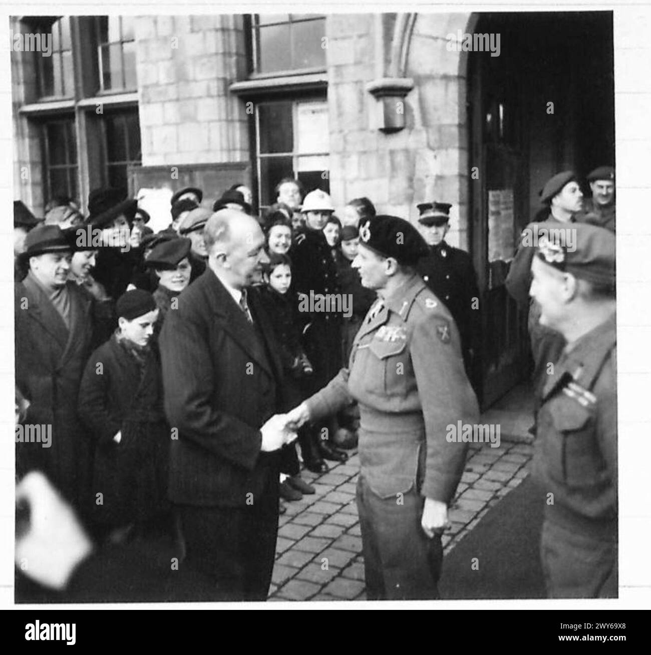 Le maréchal Montgomery rencontre le Burgomaster devant la mairie d'Ypres lors d'une visite officielle. Banque D'Images