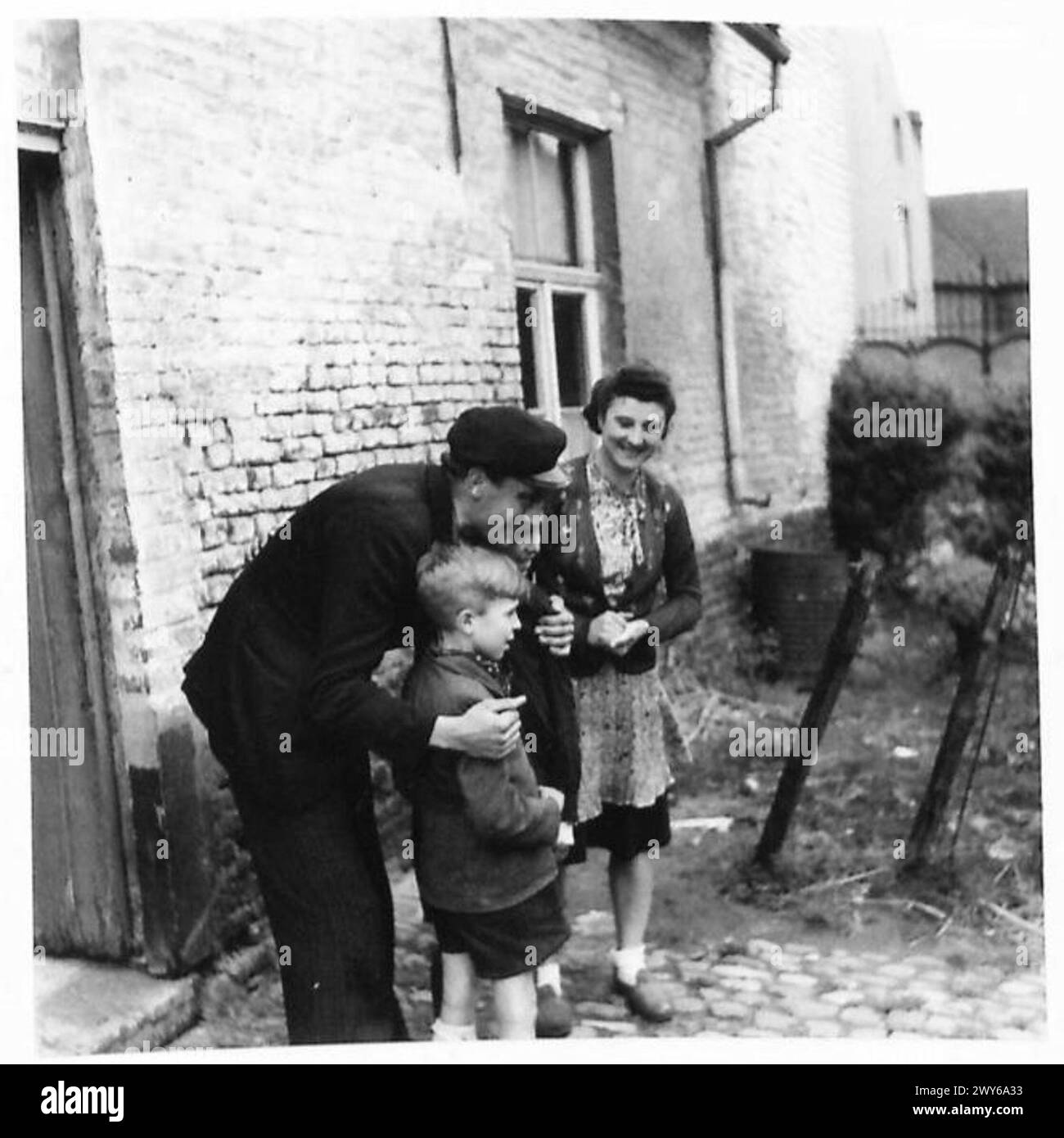 Les enfants d'un homme de Brême sont réunis avec leur père après cinq ans, subissant un ajustement émotionnel après une séparation prolongée en temps de guerre. Banque D'Images