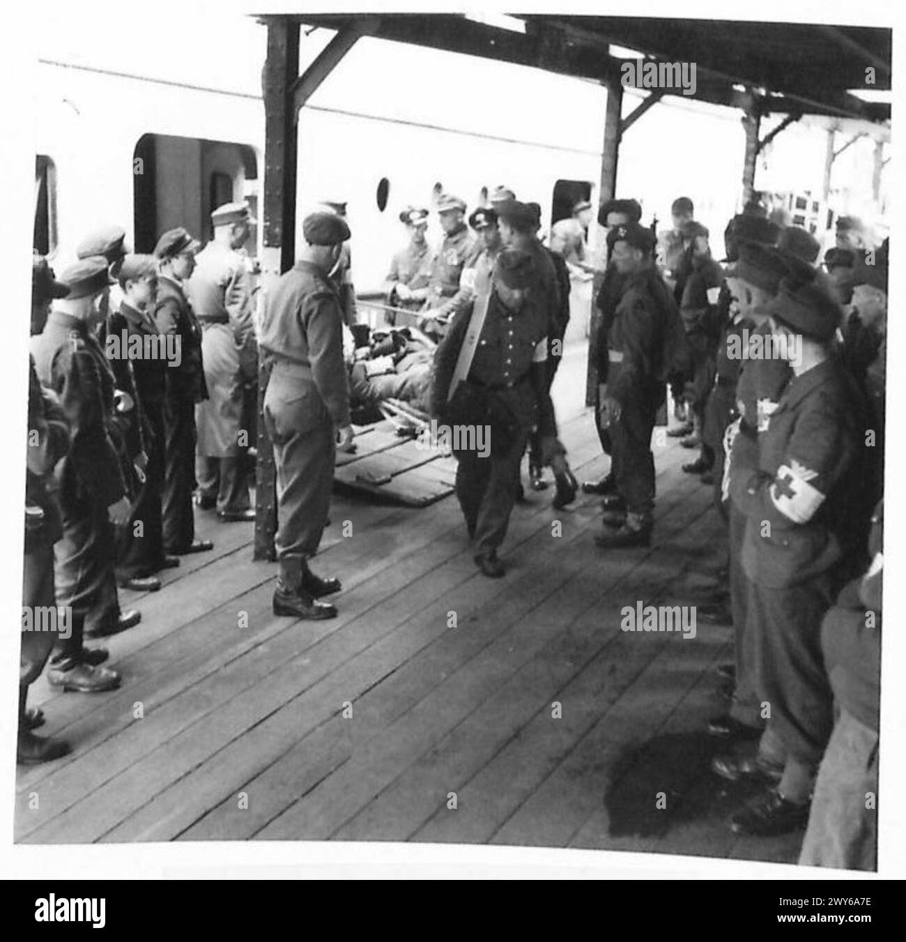 Les navires-hôpitaux allemands arrivent à Hambourg, avec des blessés transférés d'un ferry vers des ambulances en attente. Banque D'Images