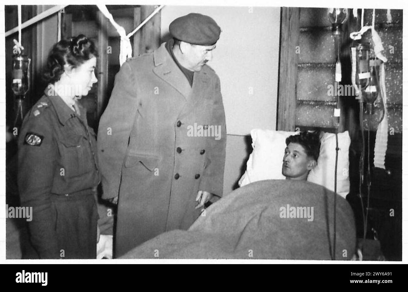 Le GCA Sir Alexander Hood, directeur général des services médicaux de l’Armée, visite les secteurs avancés et parle avec le soldat E.W. Truner de Cardiff, récemment en première ligne. Banque D'Images