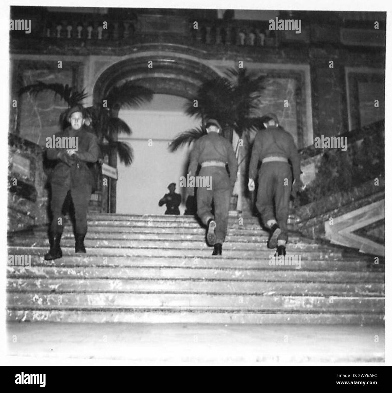 Des membres de l'armée britannique visitent le Montgomery Super-Club à Bruxelles, en entrant par l'entrée principale en marbre et en admirant l'intérieur du club. Banque D'Images