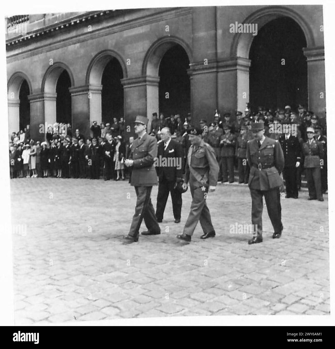 MARÉCHAL MONTGOMERY À PARIS - après la cérémonie, le maréchal Montgomery marche avec le général de Gaulle, le général Koenig et M. Diethelm [ministre français de la Guerre]. , Armée britannique, 21e groupe d'armées Banque D'Images
