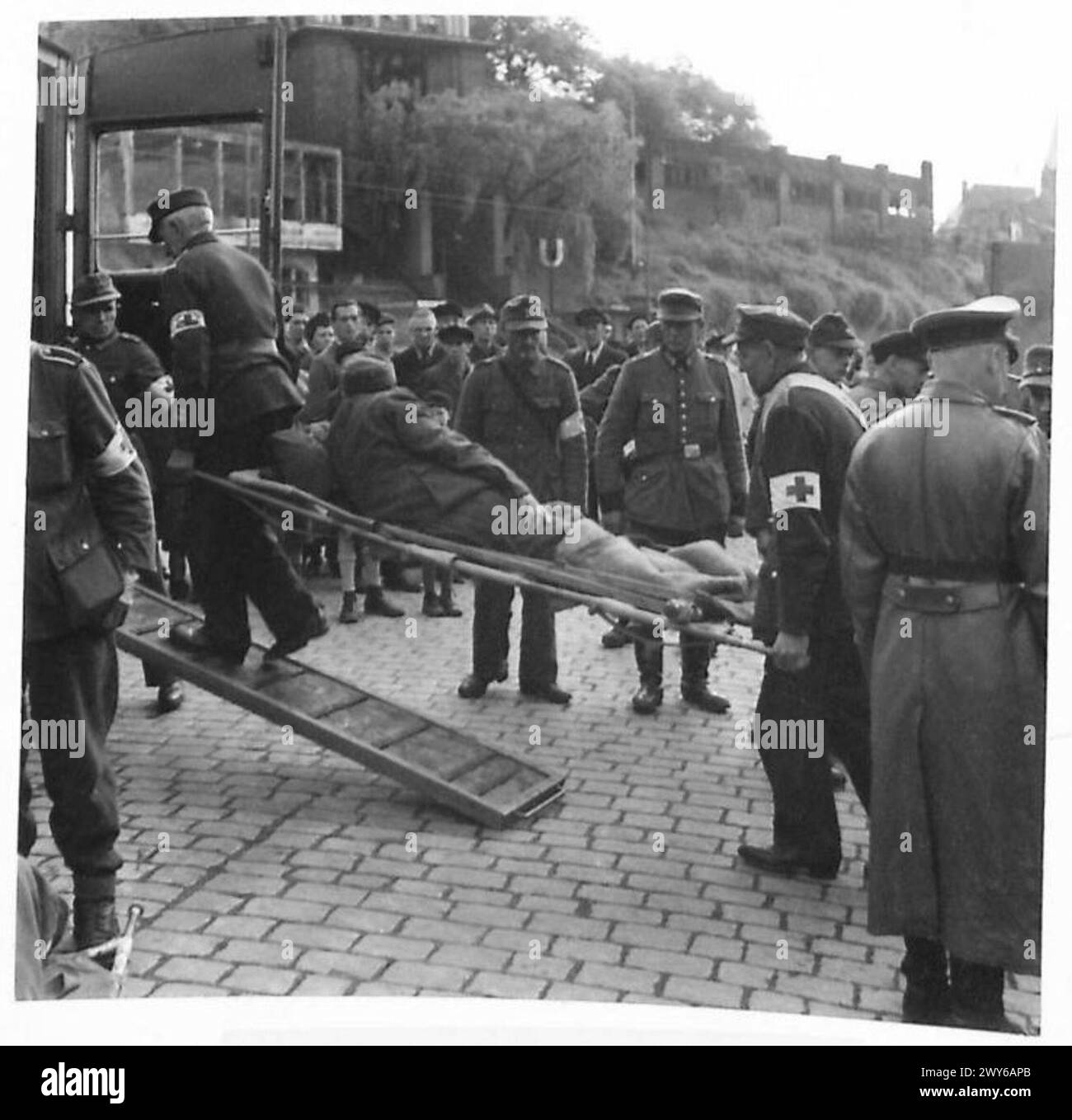 Les blessés sont transférés d'un ferry vers des ambulances lorsque les navires-hôpitaux allemands arrivent à Hambourg. Banque D'Images