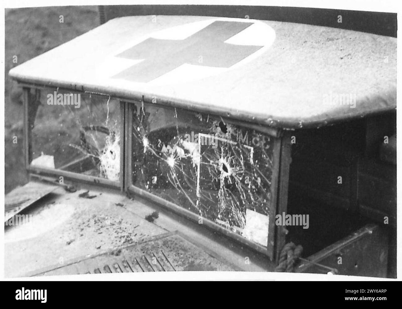 AMBULANCES RAMC ENDOMMAGÉES - Un pare-brise endommagé par des tirs d'armes légères. , Armée britannique, 21e groupe d'armées Banque D'Images