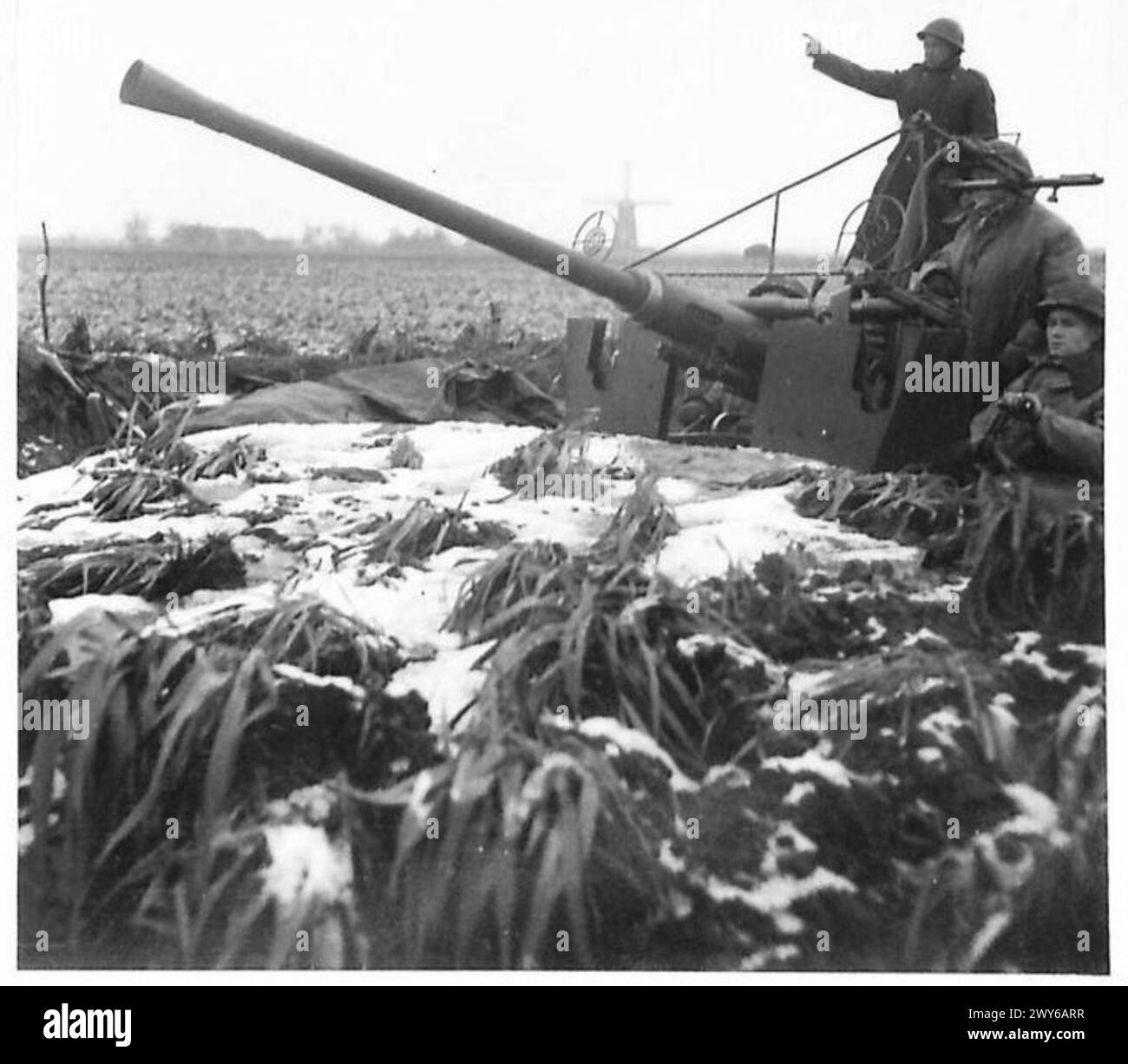 Une équipe de canons Light Ack-Ack de 40 mm effectue des tâches de routine dans la pluie et le grésil en Hollande pendant les opérations de l'armée britannique, 21e groupe d'armées. Banque D'Images