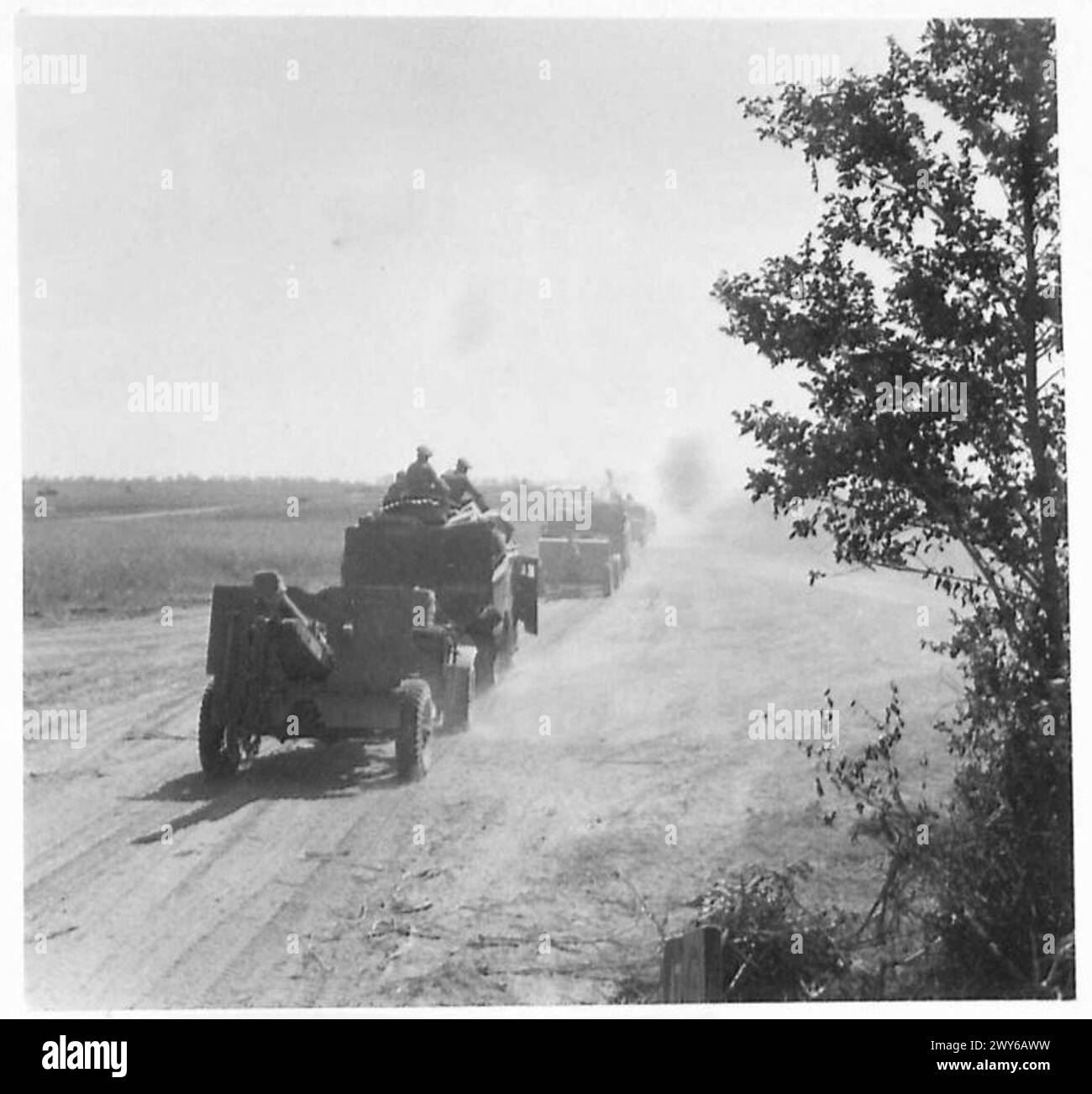 Un canon d'artillerie de 25 livres, tiré par des Quads, remonte la ligne près du Château à Garcelles-Secqueville, sous le commandement de l'armée britannique, 21e groupe d'armées. Banque D'Images