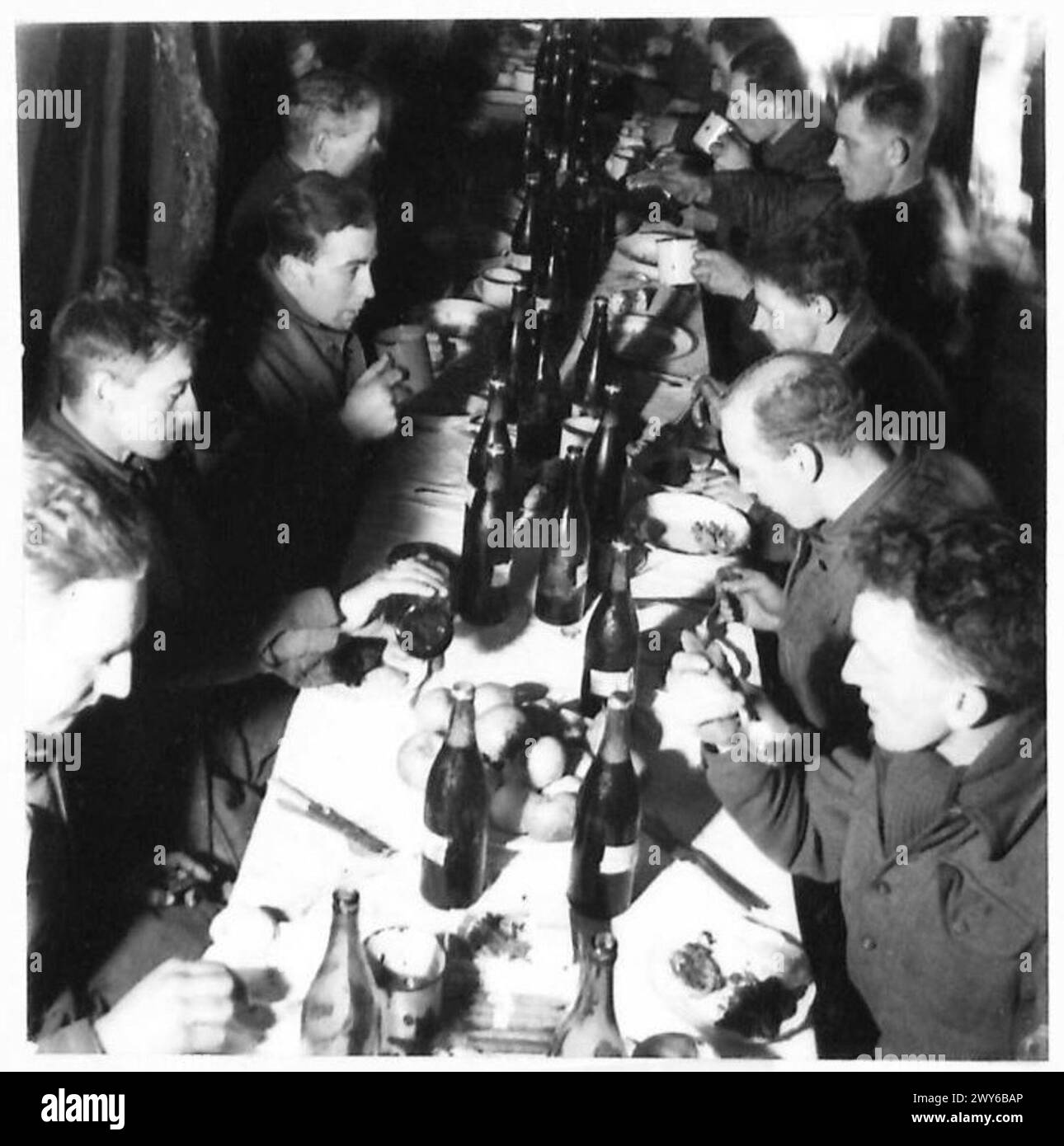 Des hommes de l'armée britannique du 21e groupe d'armées sont montrés en train de dîner le jour de Noël en Allemagne. Banque D'Images