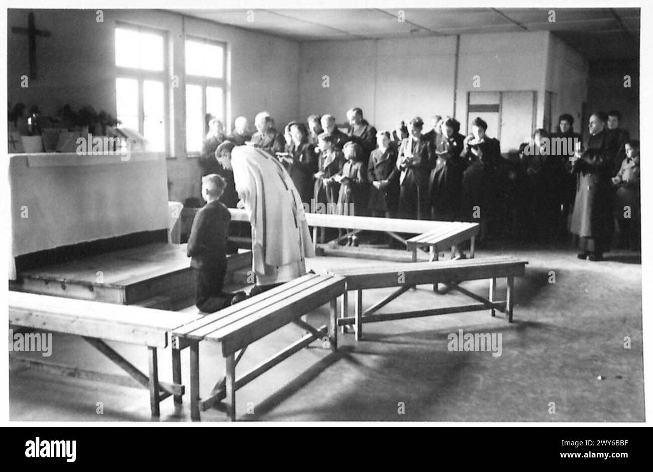 Un prêtre de Gangelt, en Allemagne, organise un service religieux pendant l'évacuation des civils des zones occupées par les Britanniques. Banque D'Images