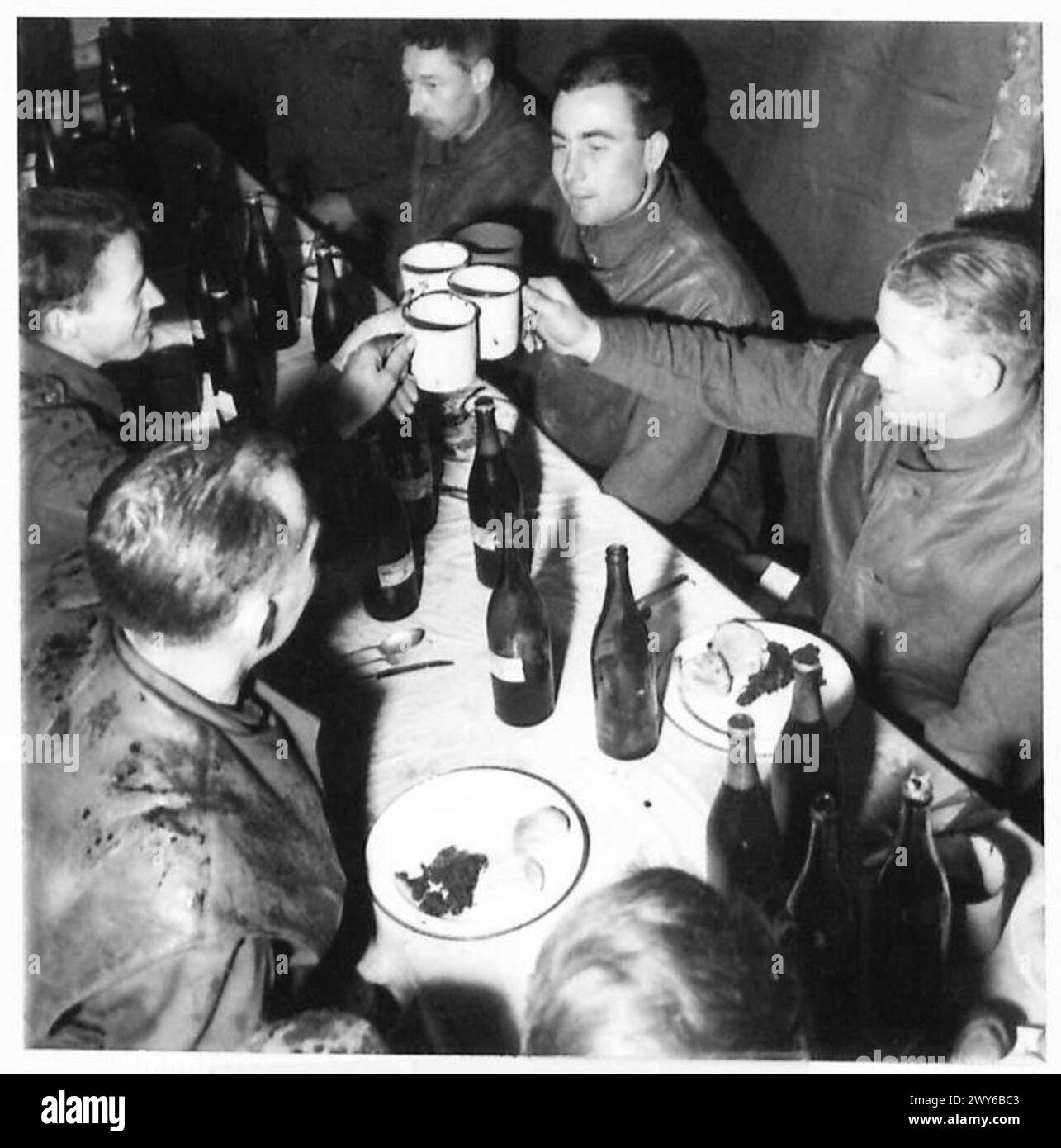 Des membres de l'armée britannique sont vus porter un toast en Allemagne le jour de Noël pendant la seconde Guerre mondiale Banque D'Images