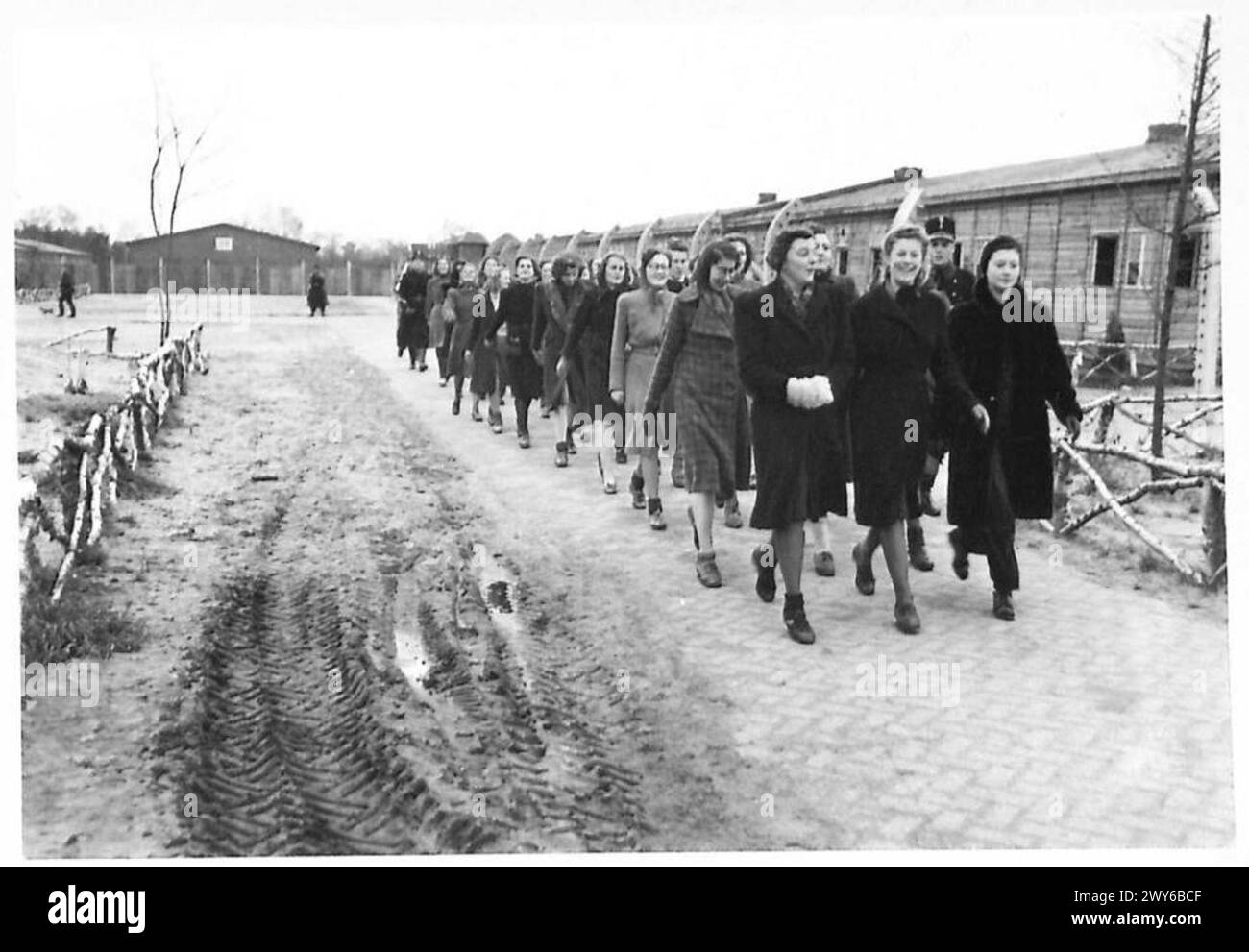 Dans l'Allemagne occupée par les Britanniques, des femmes allemandes sont observées en train d'exercer dans le cadre d'évacuations civiles et d'activités post-occupation sous le 21e groupe d'armées de l'armée britannique. Banque D'Images