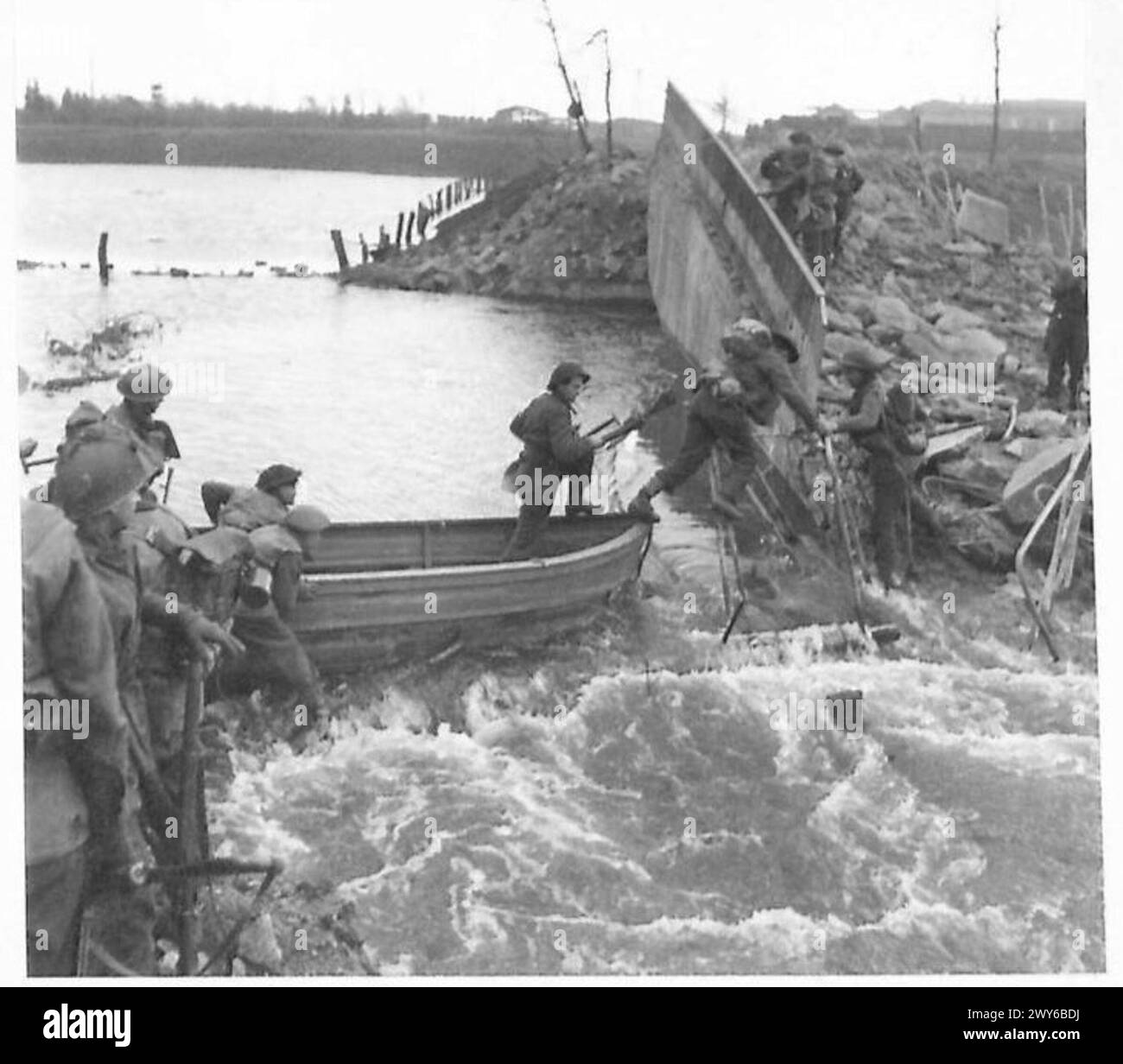 AVANCE À WEEZE - les hommes de la compagnie 'A' traversent au moyen d'un bateau d'assaut la rivière Niers. , Armée britannique, 21e groupe d'armées Banque D'Images