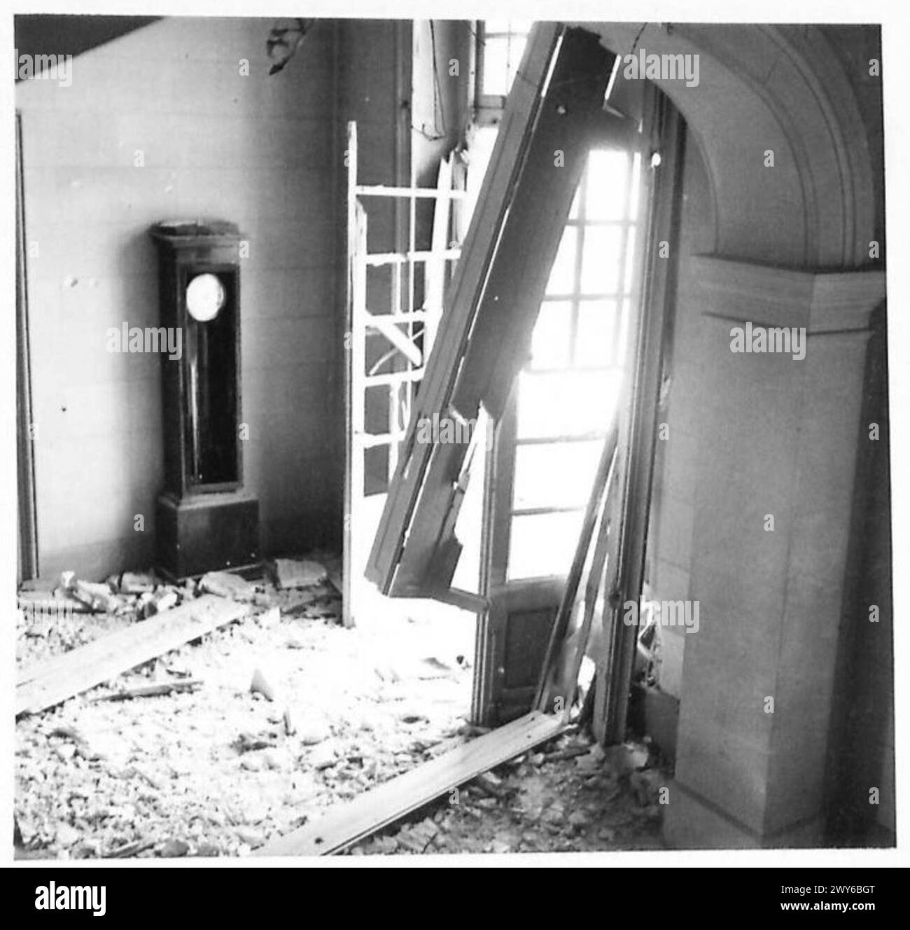 Vue du hall d'entrée principal du Château à Garcelles-Secqueville depuis l'escalier, montrant l'intérieur architectural. Banque D'Images