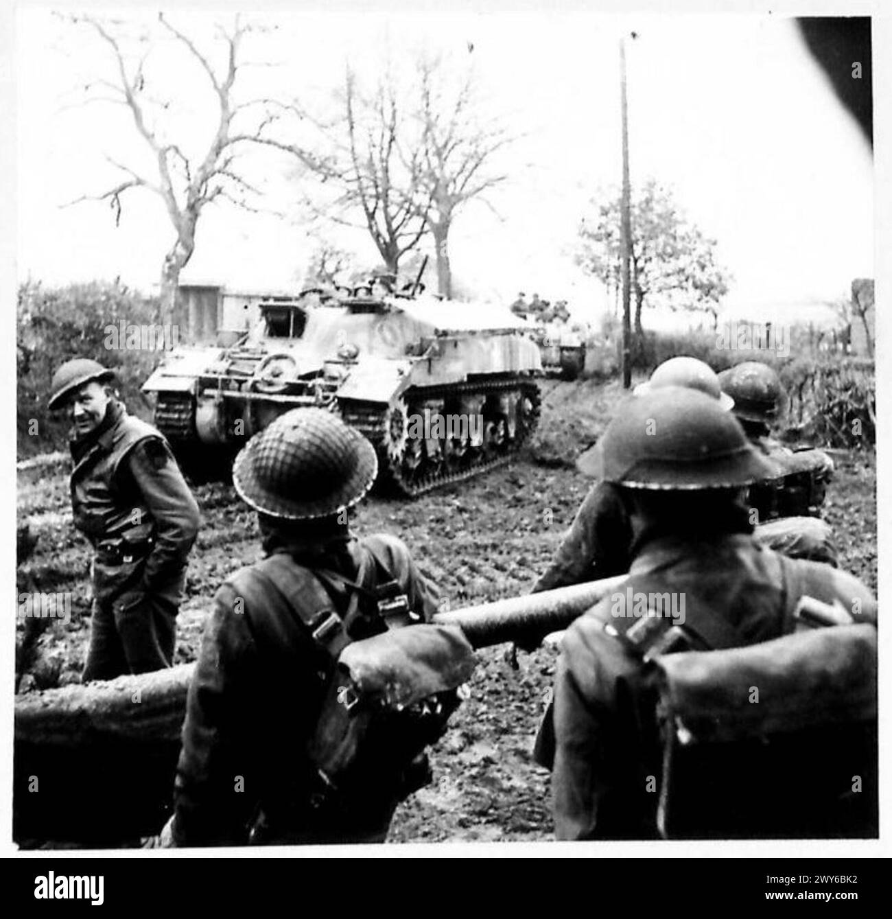 Les véhicules blindés de transport de troupes connus sous le nom de Kangourous transportent de l'infanterie à travers un village près de Nutterden lors d'une attaque britannique-canadienne, armée britannique, 21e groupe d'armées. Banque D'Images