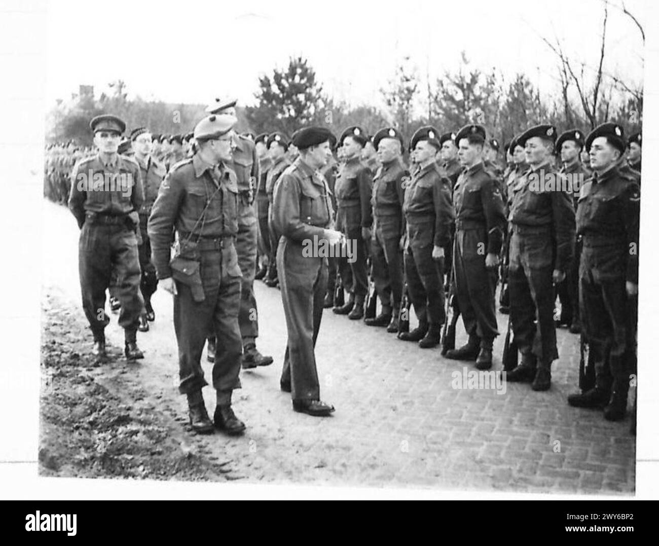 Le chancelier de l'Échiquier rend visite aux chefs de guerre et au maréchal Montgomery tout en inspectant le 5th King's Own Scottish Borderers de la 52nd Lowland Division, British Army, 21st Army Group. Banque D'Images