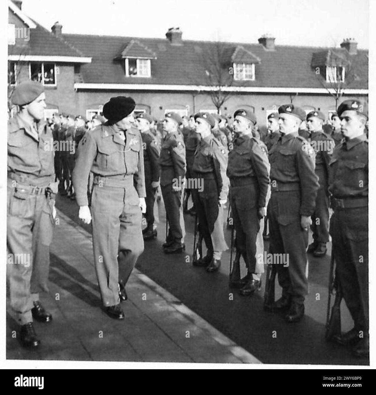 Le maréchal Montgomery inspecte une Garde d'honneur lors d'une cérémonie d'investiture qui remet des médailles aux membres de la 43e division et de la 8e brigade blindée près de la frontière allemande. Banque D'Images