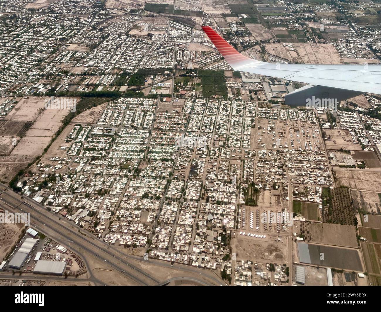 Vue aérienne de Guaymallen, Mendoza, Argentine, prise d'un avion au-dessus du ciel. Banque D'Images