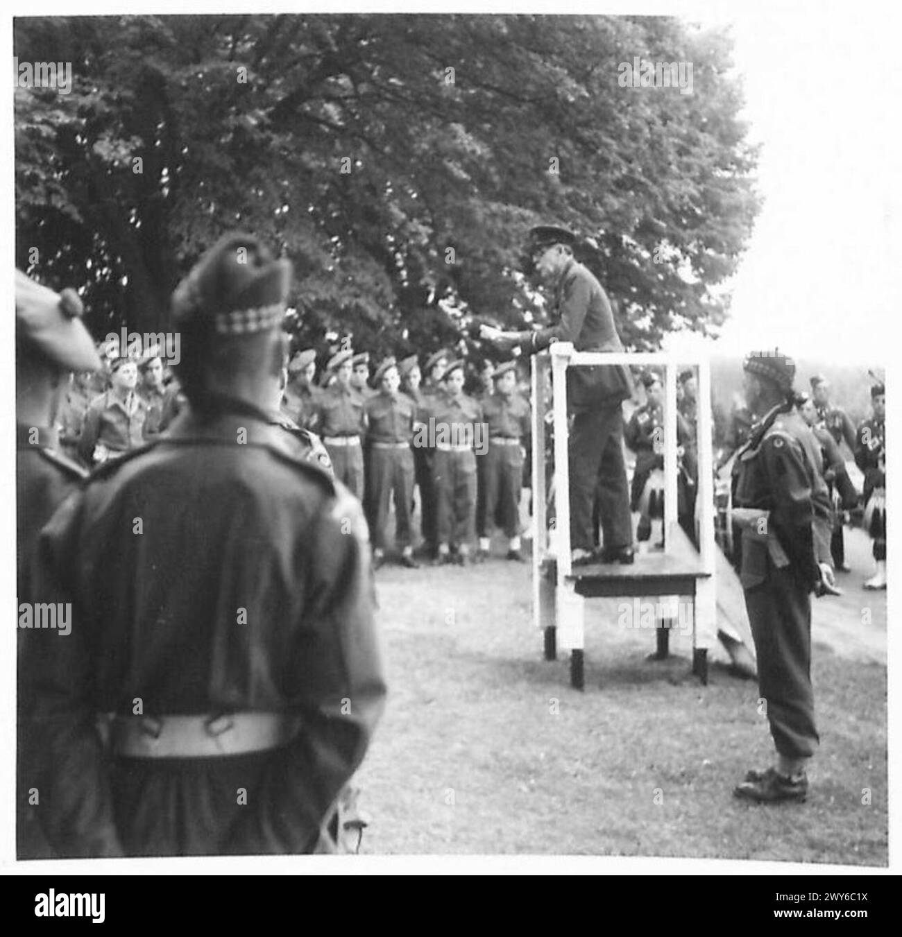 LORD TRENCHARD INSPECTE LES HOMMES DES ROYAL SCOTS FUSILIERS - Lord Trenchard parle aux hommes du 6e bataillon Royal Scots Fusiliers. , Armée britannique, 21e groupe d'armées Banque D'Images