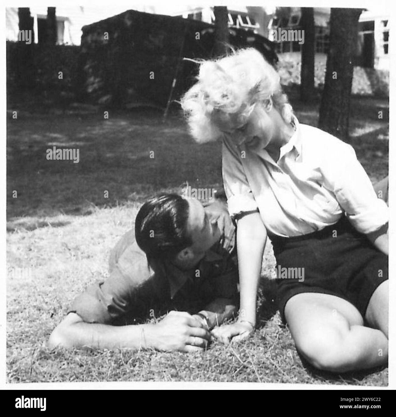 Bill Vaukins de la 1re division aéroportée britannique interagit avec les locaux pendant le camp de vacances à Fevik, Norvège, armée britannique, 21e groupe d'armées. Banque D'Images