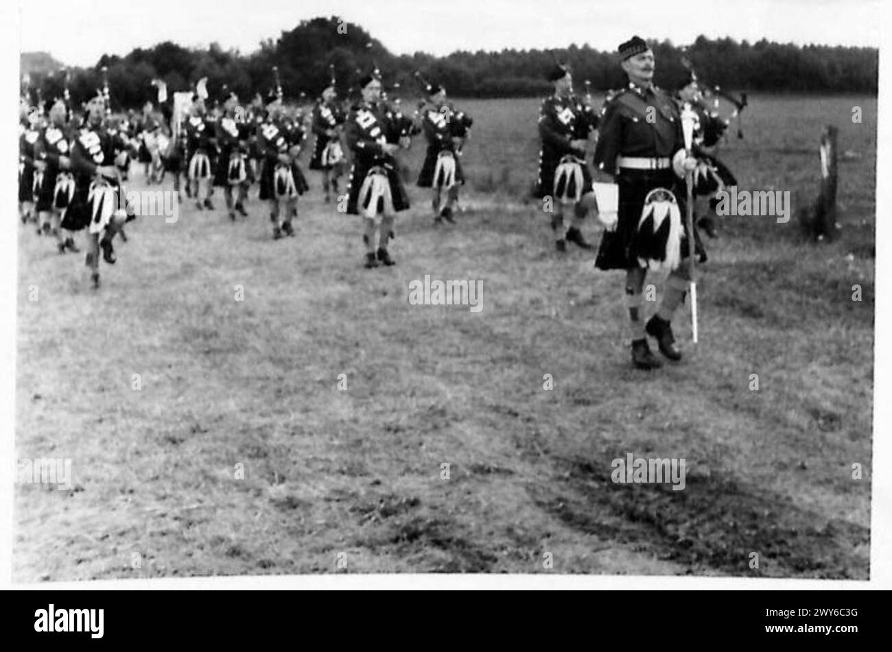 Le Pipe Band du 6e bataillon Seaforth Highlanders joue avant et pendant l'intervalle du match de football entre le 30e corps H.Q. et le 5e Essex, British Army, 21e groupe d'armées. Banque D'Images